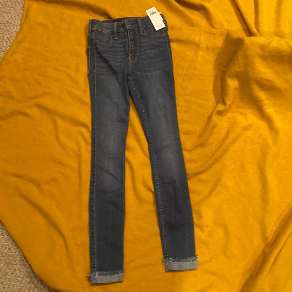 Brand new. Tags still on. Hollister high-rise jean-legging. Size OOS.  W23 L26